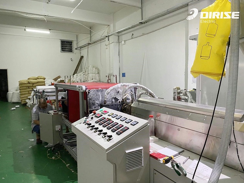 德瑞斯-熔噴布設(shè)備擠出機變頻器應(yīng)用案例-現(xiàn)場圖片2